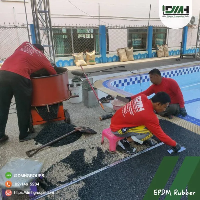 ช่างผสมและปาดเม็ดยาง EPDM รอบสระว่ายน้ำ