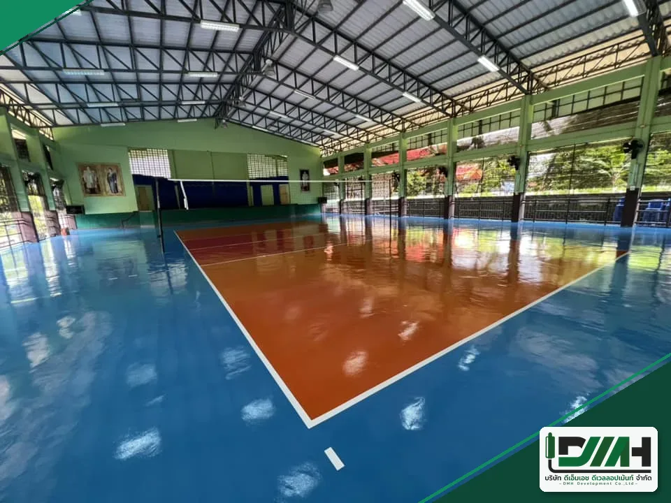 พื้นสนามกีฬาในร่มทาสี Epoxy สีน้ำเงินตัดสีส้ม พร้อมตีเส้น